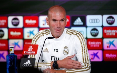 米兰电竞焦点-凯利进球后教练冲进场拥抱